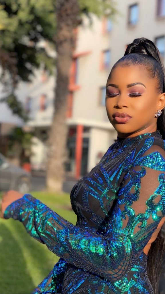 30 Photos – Dans une robe chic et glamour, Marichou Diop illumine la toile