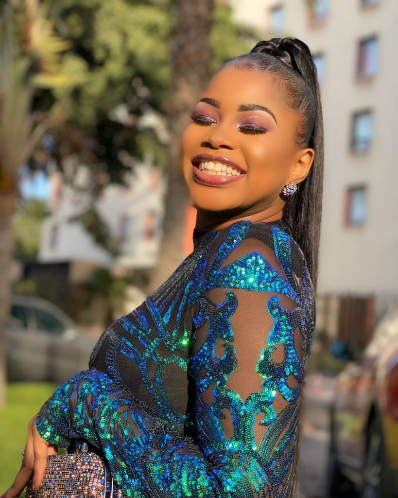 30 Photos – Dans une robe chic et glamour, Marichou Diop illumine la toile