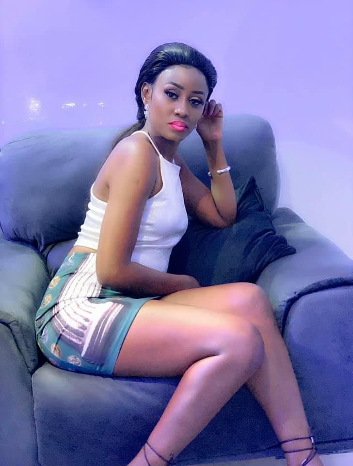 Photos – Queen Biz plus rayonnante que jamais dans une tenue aguicheuse