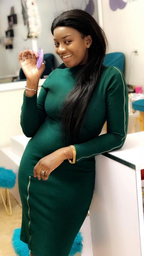 (05 Photos) Habsa de la série » belle mère » trop belle dans sa robe vert émeraude : une étoile sur nos petits écrans