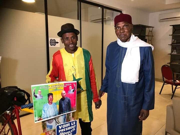 (05 Photos) Cet homme a parcouru 375 km à vélo pour rencontrer le Président Wade.