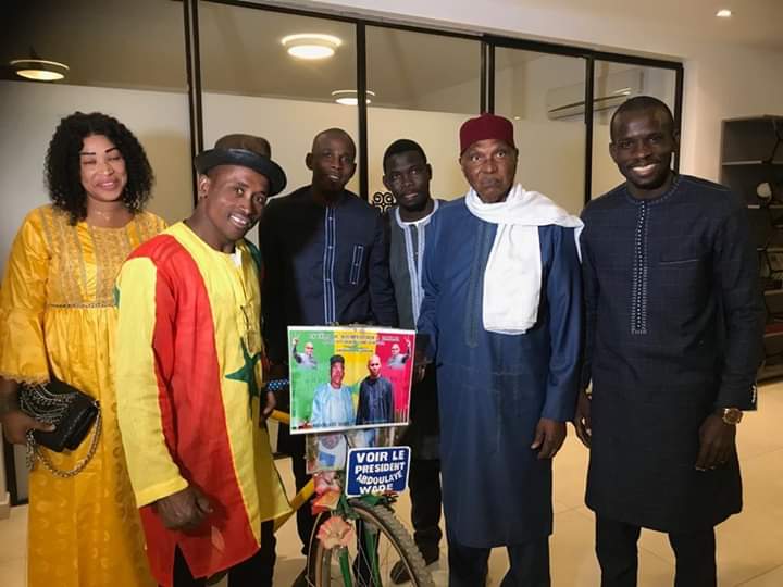 (05 Photos) Cet homme a parcouru 375 km à vélo pour rencontrer le Président Wade.