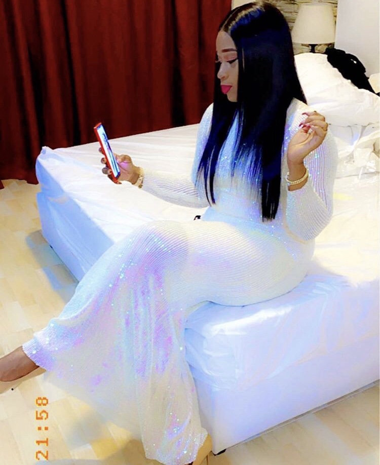 Aida Samb étale toute sa classe et son élégance dans une robe blanche (photos)