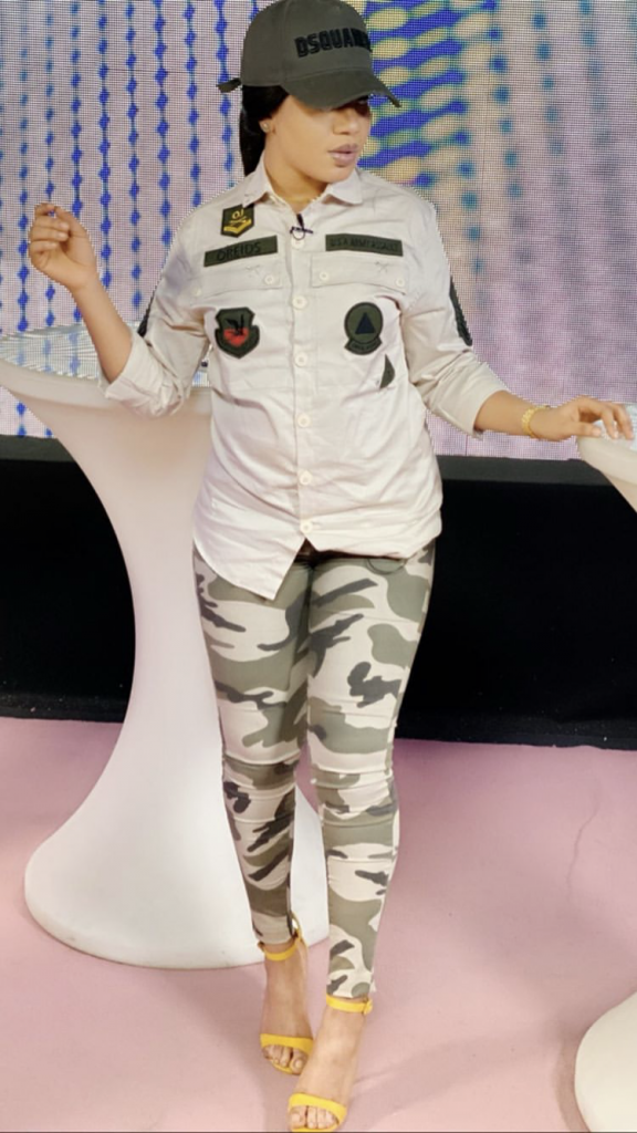 03 Photos – Ndèye Sokhna Sonko, animatrice de la 2stv s’affiche rayonnante en mode « soldier »