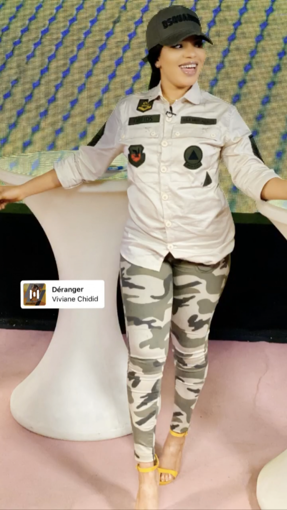 03 Photos – Ndèye Sokhna Sonko, animatrice de la 2stv s’affiche rayonnante en mode « soldier »