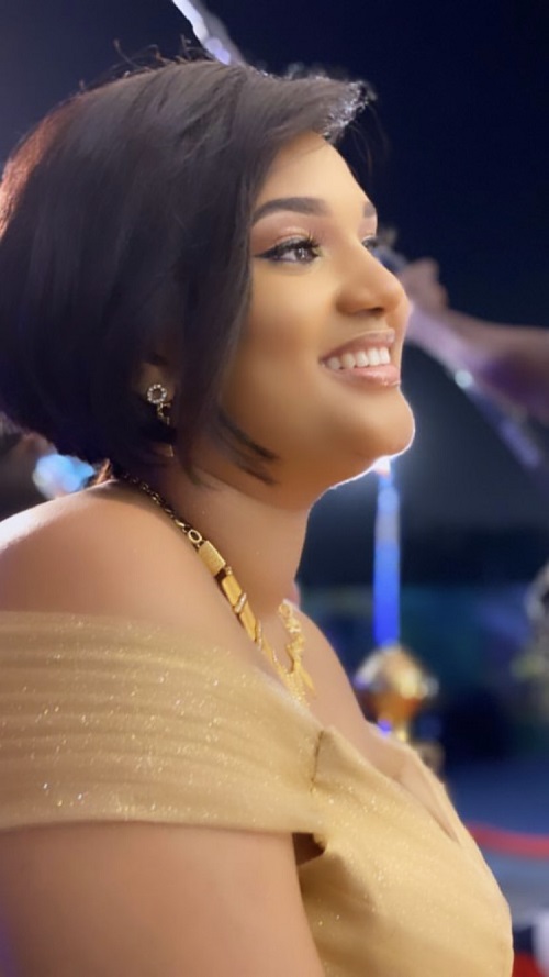 (06 photos): Eva, l’épouse de Pi fait monter la température avec sa robe de reine