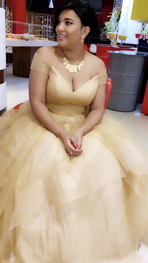 (06 photos): Eva, l’épouse de Pi fait monter la température avec sa robe de reine