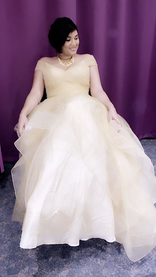 (06 photos): Eva, l’épouse de Pi fait monter la température avec sa robe de reine