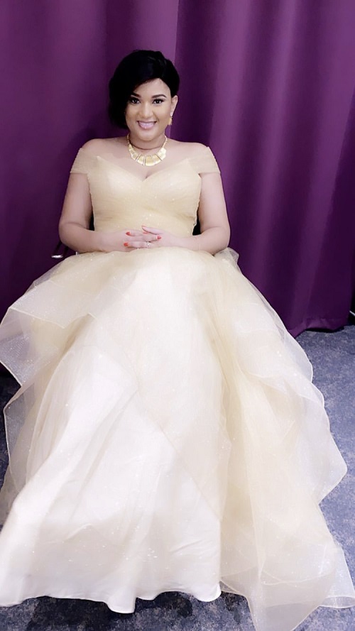 (06 photos): Eva, l’épouse de Pi fait monter la température avec sa robe de reine