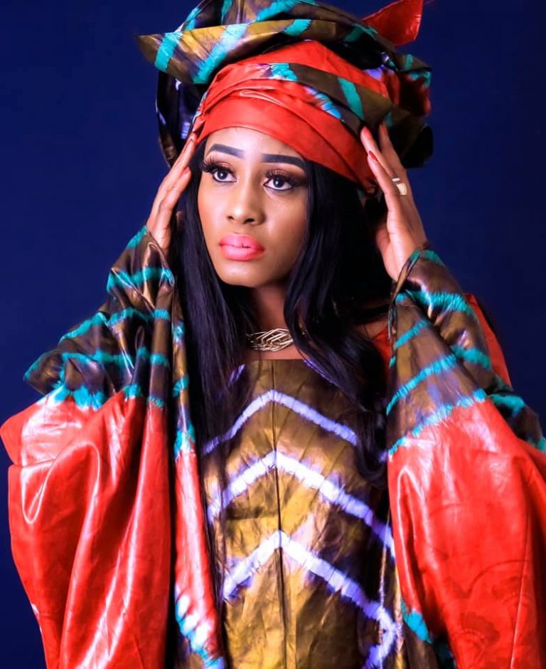 08 Photos – Mode vendredi: Queen Biz rayonnante en Sagnsé sénégalaise