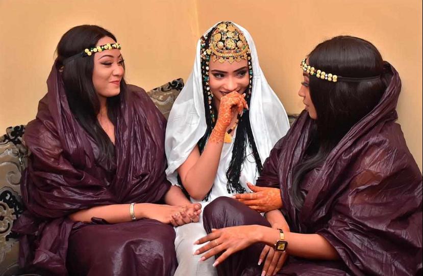 (13 Photos) l’attaquant Sénégalais Babacar Gueye épouse Racky Aidara de la série « Mœurs »