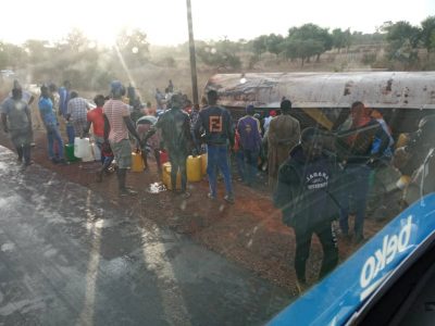 Danger à Tattaguine : Un camion citerne se renverse, les populations pillent le carburant