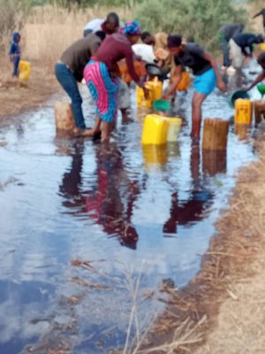 Danger à Tattaguine : Un camion citerne se renverse, les populations pillent le carburant