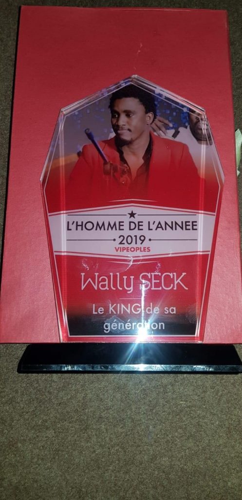 Tange décerne le prix « L’homme de l’année » à Wally Seck