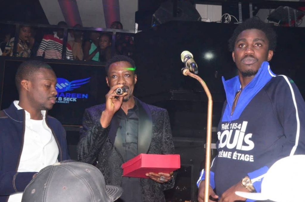 Tange décerne le prix « L’homme de l’année » à Wally Seck