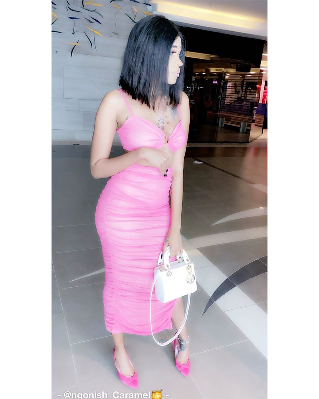 (07 Photos) Ngonish Caramel fait jaser la toile avec ses tenues aguicheuses