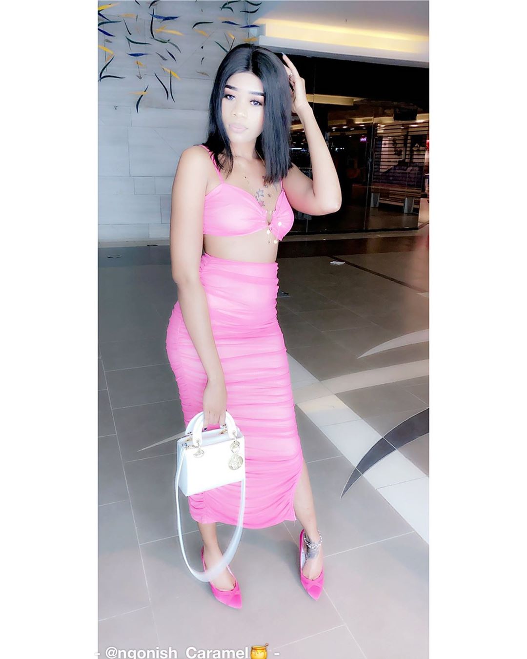 (07 Photos) Ngonish Caramel fait jaser la toile avec ses tenues aguicheuses