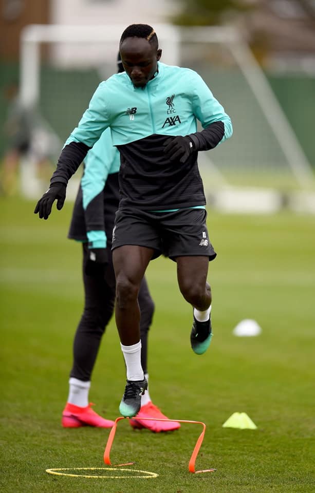 Photos: Sadio Mané à retrouvé l’entrainement collectif avec le sourire et prêt à jouer ce Week-End !