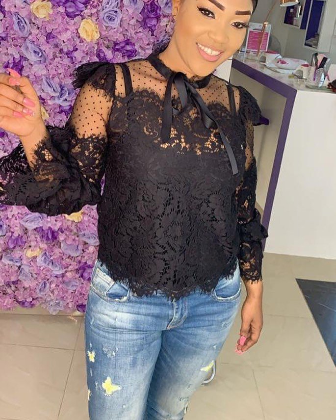 06 Photos – Astou Mbaye rayonnante en mode Make-up