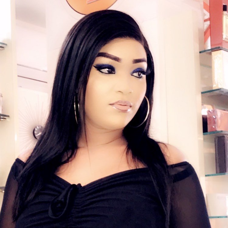 06 Photos – Astou Mbaye rayonnante en mode Make-up