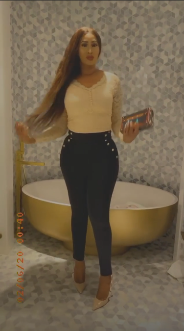 (12 photos): Diaba Sora, la Kim Kardashian du Mali expose ses belles rondeurs