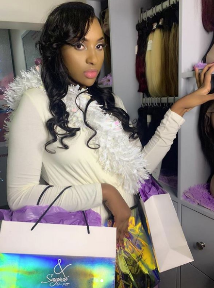 07 Photos – Oumy de la série « Golden » s’affiche en mode make-up et illumine la toile