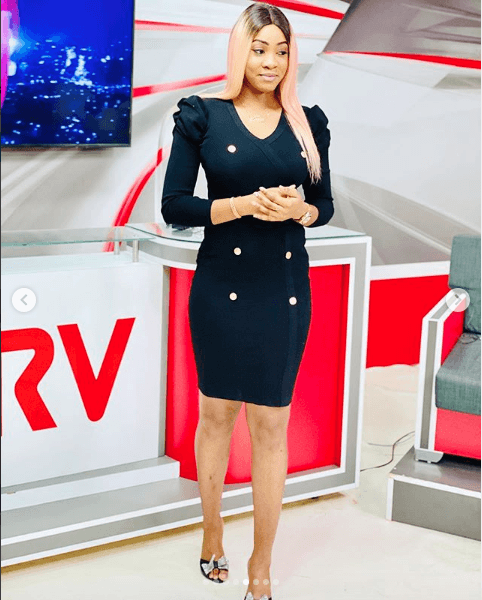 PHOTOS : La Nouvelle Bombe de la Sen Tv Maman Diallo toute rayonnante sur son plateau