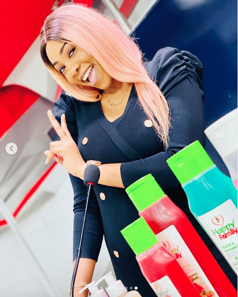 PHOTOS : La Nouvelle Bombe de la Sen Tv Maman Diallo toute rayonnante sur son plateau