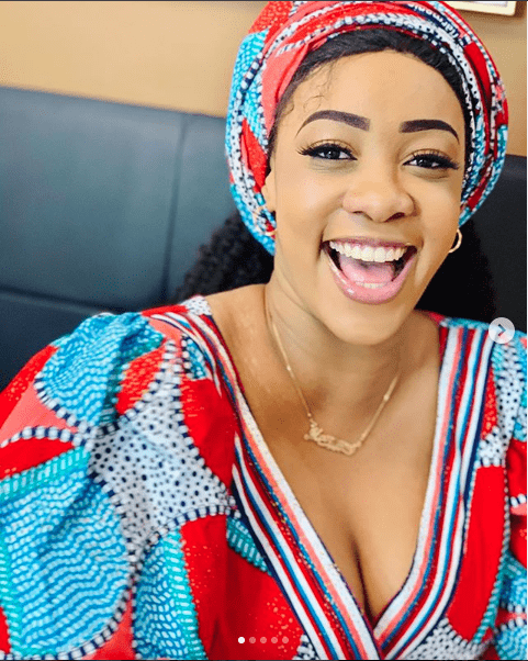 PHOTOS : La Nouvelle Bombe de la Sen Tv Maman Diallo toute rayonnante sur son plateau