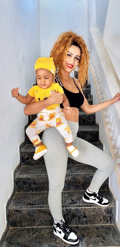 Jihanne L’épouse du défenseur Sénégalais, Pape Abou Cissé prend du bon temps avec sa fille