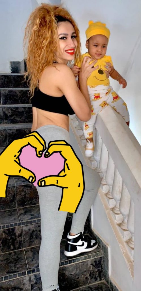 Jihanne L’épouse du défenseur Sénégalais, Pape Abou Cissé prend du bon temps avec sa fille