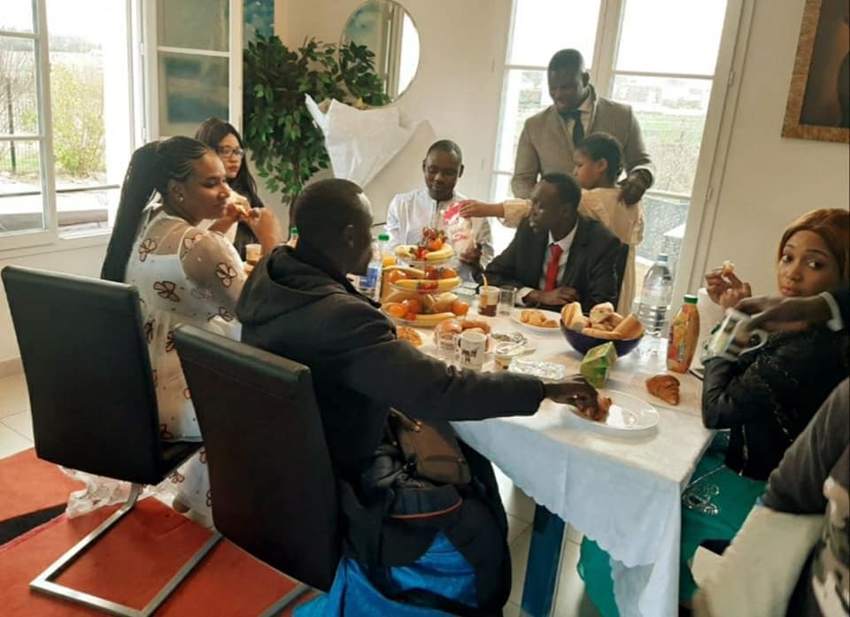 (07 photos) l’arrivée de Sokhna Bator Thioune à Paris