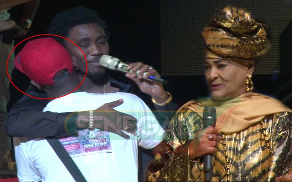 Vidéo - Grand Théâtre: Wally Seck offre un "Billet Makka" à Néné Komé et fait pleuré son fils