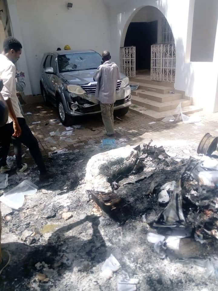 Photos - Urgent: le Consulat de la Guinée à Banjul mis à sac à deux jours du double scrutin.