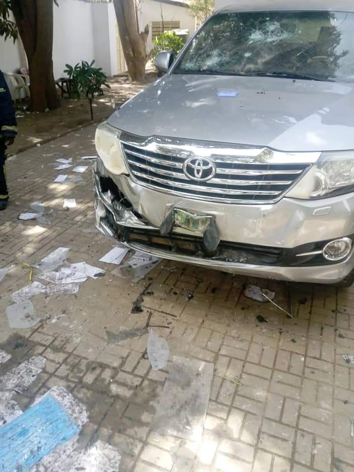 Photos - Urgent: le Consulat de la Guinée à Banjul mis à sac à deux jours du double scrutin.