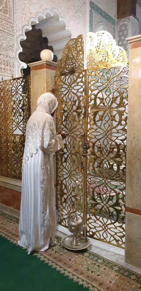 Photos: La basketteuse Astou Traoré à Fès, se recueillie au mausolée de Cheikh Ahmed Tijani