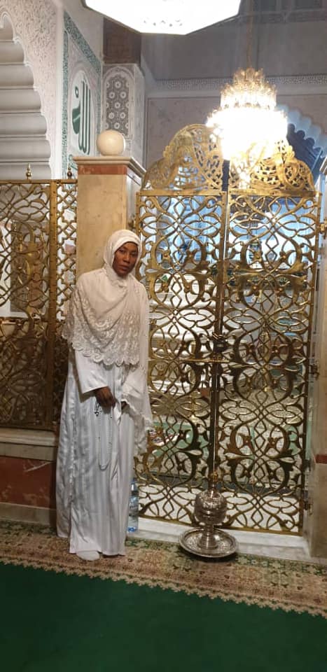 Photos: La basketteuse Astou Traoré à Fès, se recueillie au mausolée de Cheikh Ahmed Tijani