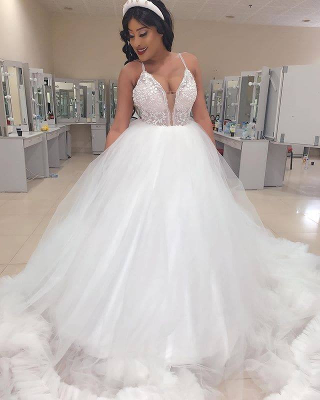 08 Photos – Saint Valentin: Racky de la série « MDHM » rayonnante dans une robe de mariée