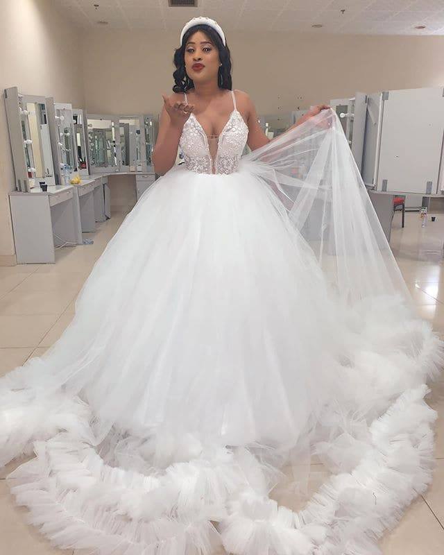 08 Photos – Saint Valentin: Racky de la série « MDHM » rayonnante dans une robe de mariée