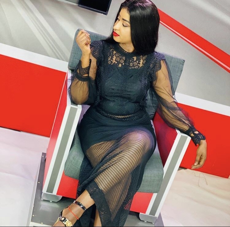 (Photos) Calme et silencieuse, La sœur de Adja Astou, Lady Myriam Cissé de la SenTv se met au transparent
