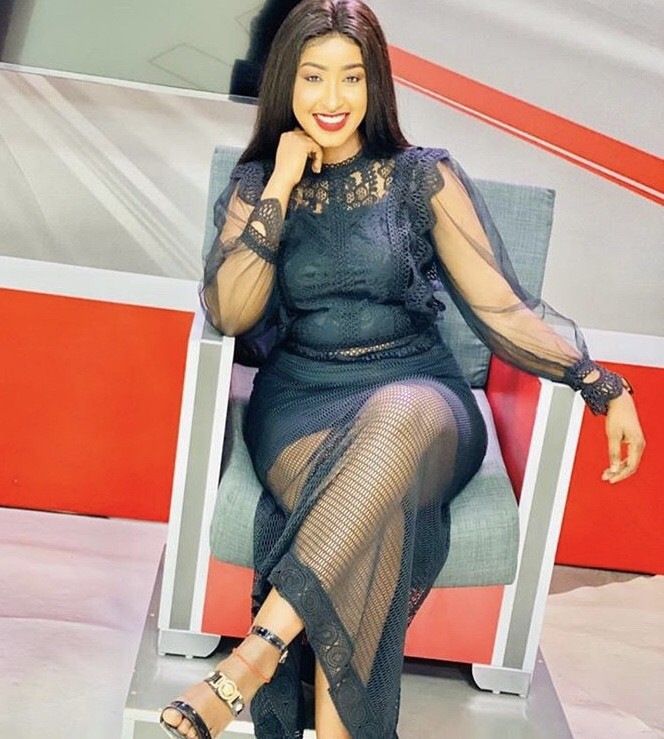 (Photos) Calme et silencieuse, La sœur de Adja Astou, Lady Myriam Cissé de la SenTv se met au transparent