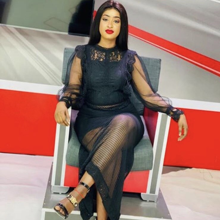 (Photos) Calme et silencieuse, La sœur de Adja Astou, Lady Myriam Cissé de la SenTv se met au transparent