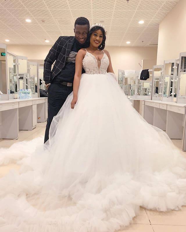 08 Photos – Saint Valentin: Racky de la série « MDHM » rayonnante dans une robe de mariée