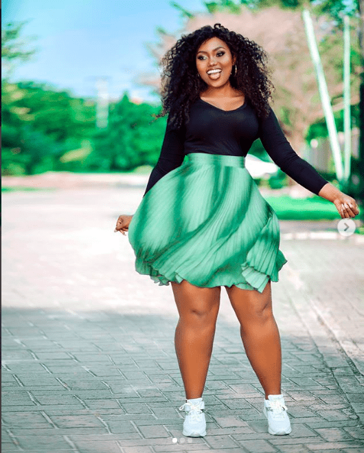 Photos: Sanchi atomise la toile avec une belle robe robe bien taillée !