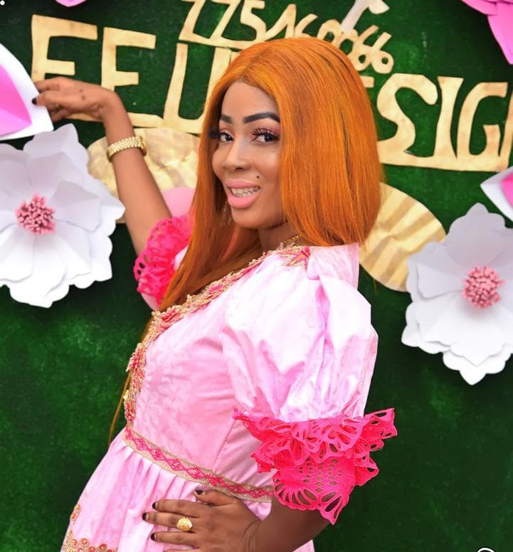 20 Photos – Mode vendredi: Marie Pierre, rayonnante en “Sagnsé” Sénégalaise