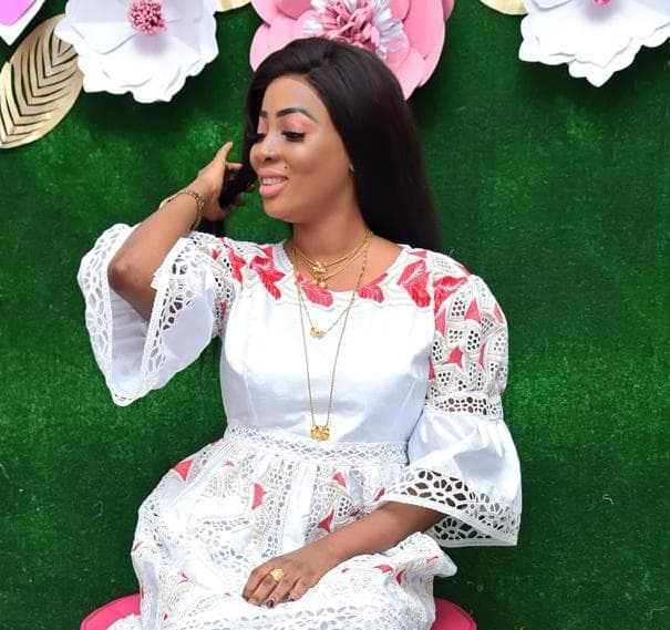 20 Photos – Mode vendredi: Marie Pierre, rayonnante en “Sagnsé” Sénégalaise