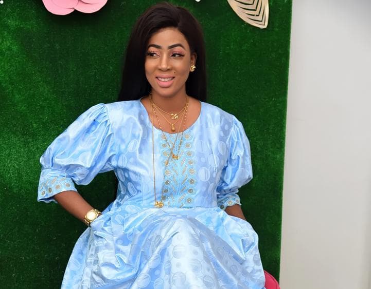 20 Photos – Mode vendredi: Marie Pierre, rayonnante en “Sagnsé” Sénégalaise