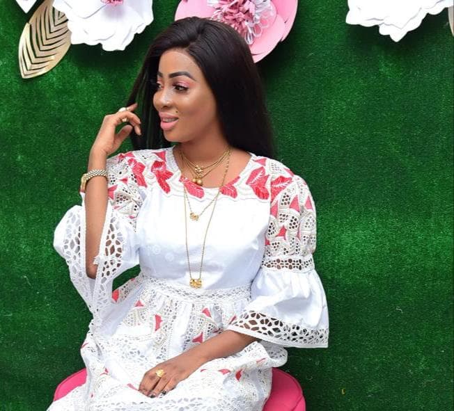 20 Photos – Mode vendredi: Marie Pierre, rayonnante en “Sagnsé” Sénégalaise