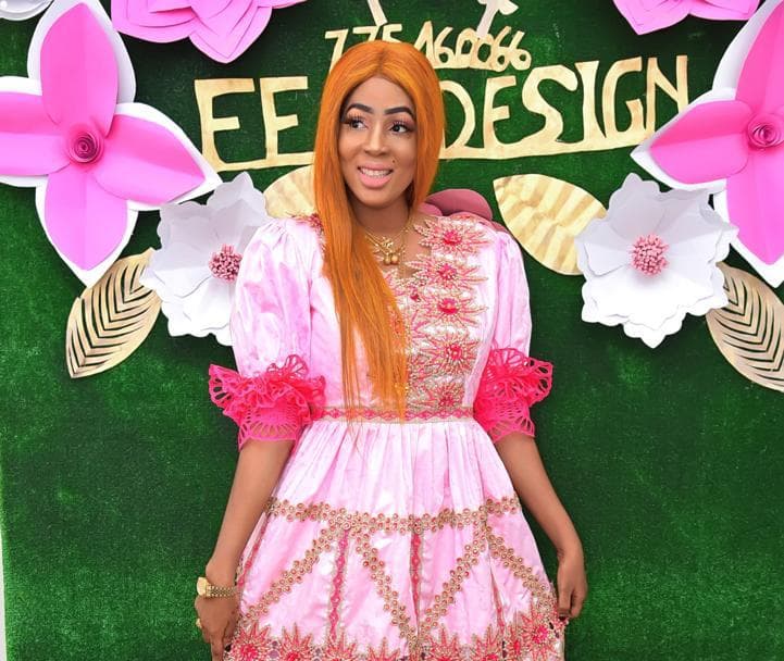 20 Photos – Mode vendredi: Marie Pierre, rayonnante en “Sagnsé” Sénégalaise