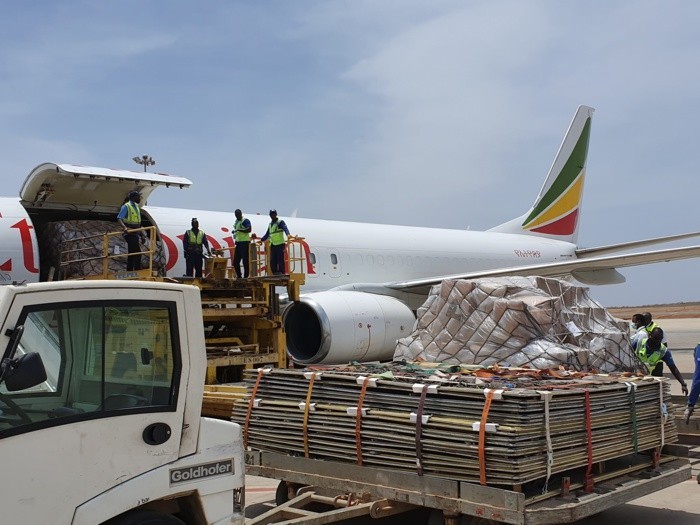 [12 Photos] Coronavirus : Le Sénégal reçoit sa part de l’aide du milliardaire chinois, Jack MA